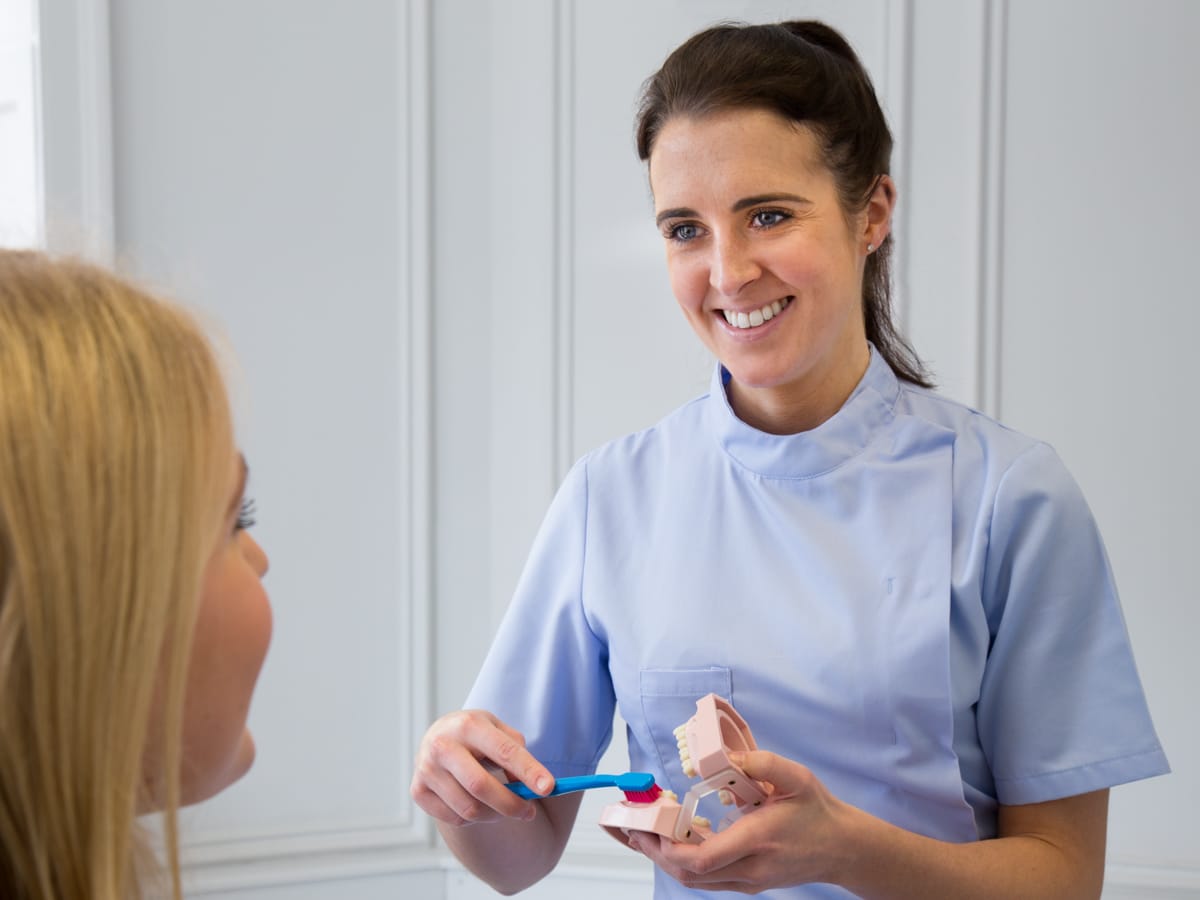 Fiona with patient for Brushing (1 of 1) 2 Fiona with patient for Brushing 1 of 1