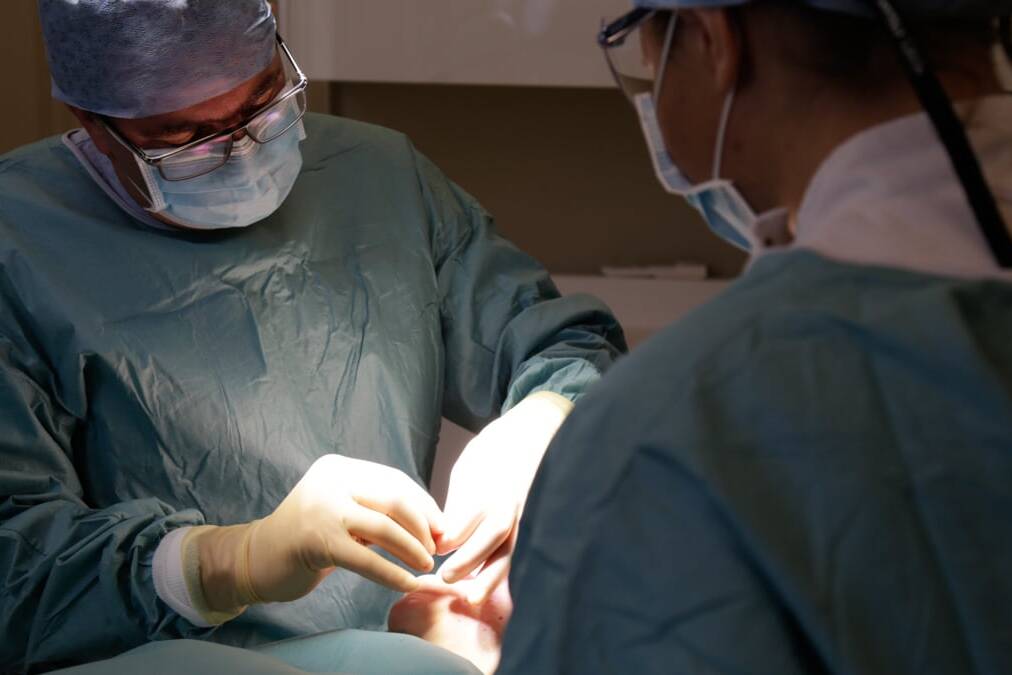 Implants header (1 of 1) 6 Dr Andrew Dawood performing single dental implant surgery at Dawood & Tanner’s Wimpole Street clinic in London, restoring comfort, function, and aesthetics for patients with complex needs.